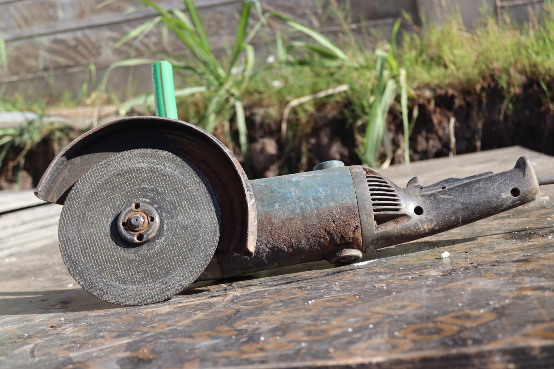 Angle grinder with cutting disc on a FIIDE site bench