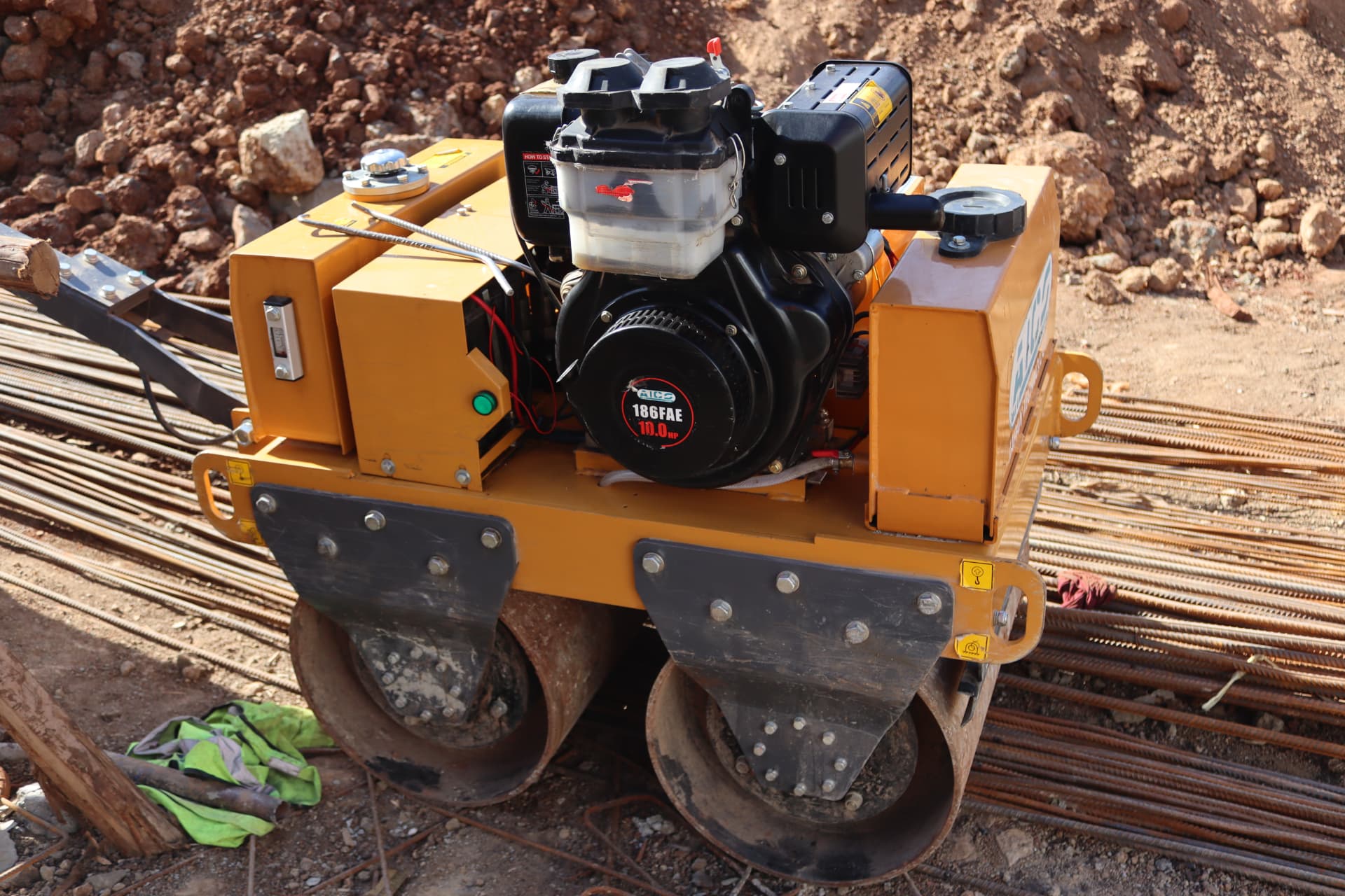 Twin-drum walk-behind road roller on a FIIDE site