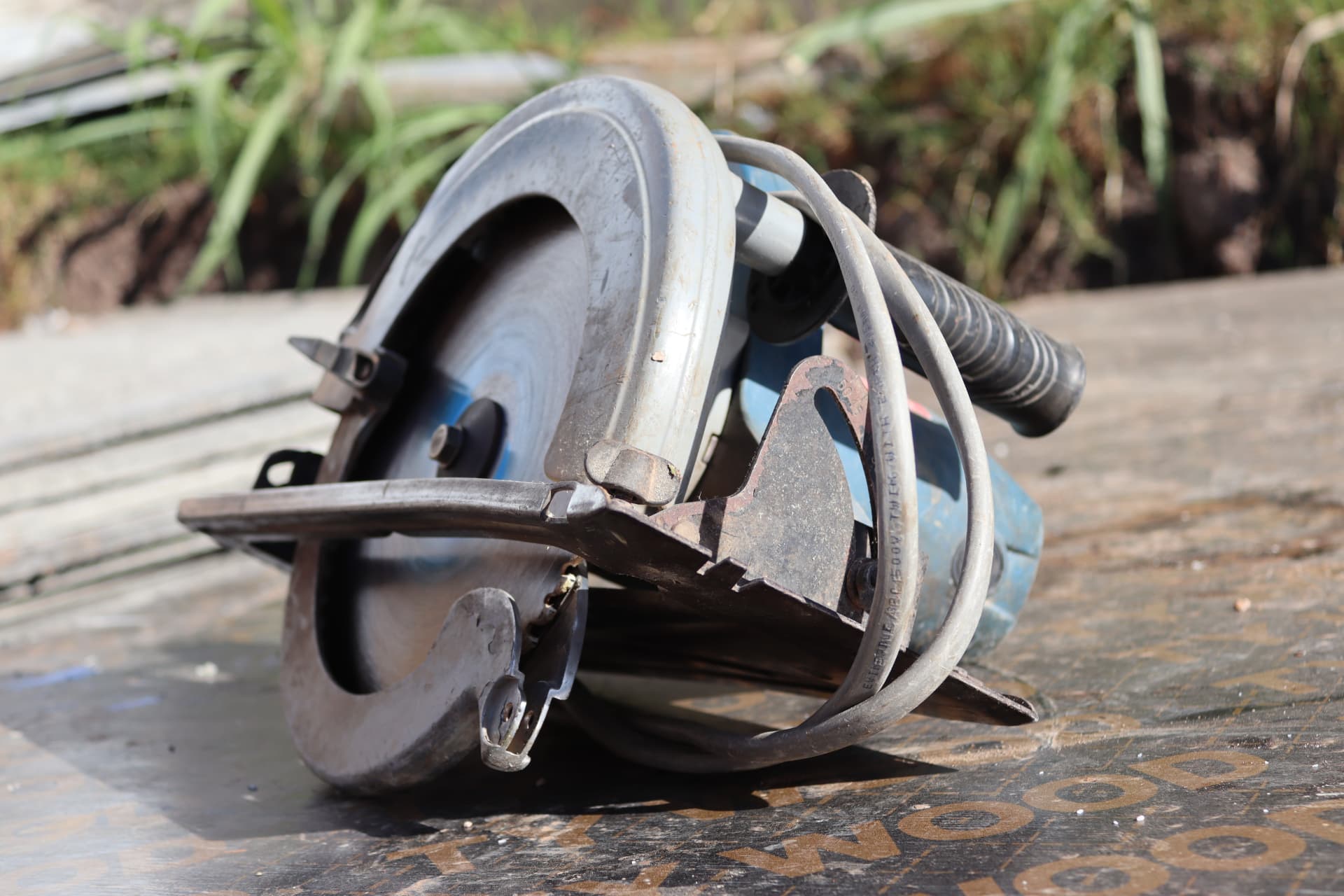 Handheld metal cutting machine on a FIIDE site bench