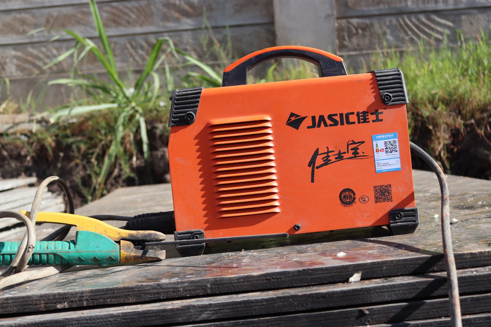Portable inverter welding machine with earth clamp on site