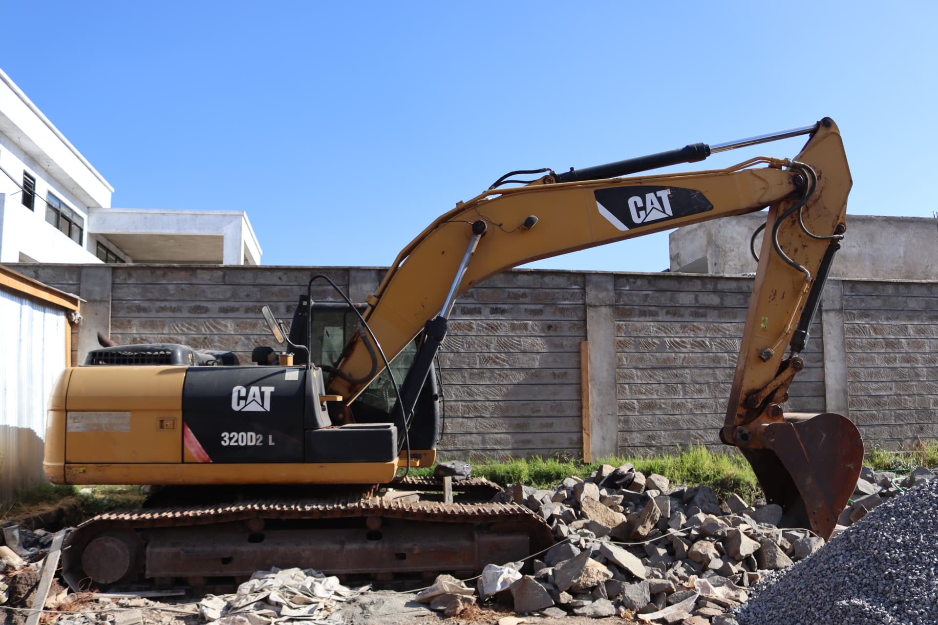 CAT 320D2 L tracked excavator on a FIIDE site